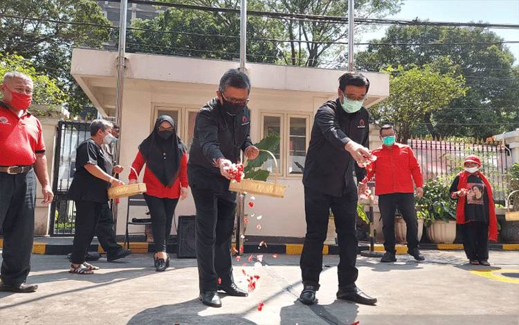 Sekjen DPP PDI Perjuangan Hasto Kristiyanto dan Ketua DPP PDIP Djarot Saiful Hidayat saat menabur bunga dalam memperingati Peristiwa Kudatuli, di Halaman kantor DPP PDIP, Jalan Diponegoro, Jakarta Pusat, Selasa (27/7/2021). (ANTARA/HO-PDIP)