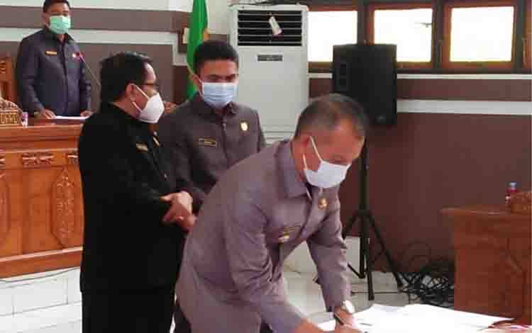 Bupati Gumas menandatangani persetujuan bersama.