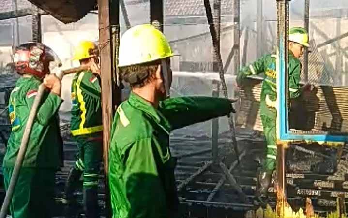 Petugas memadamkan api yang menghanguskan rumah dan barak di Ampah, Barito Timur, Rabu, 28 Juli 2021.