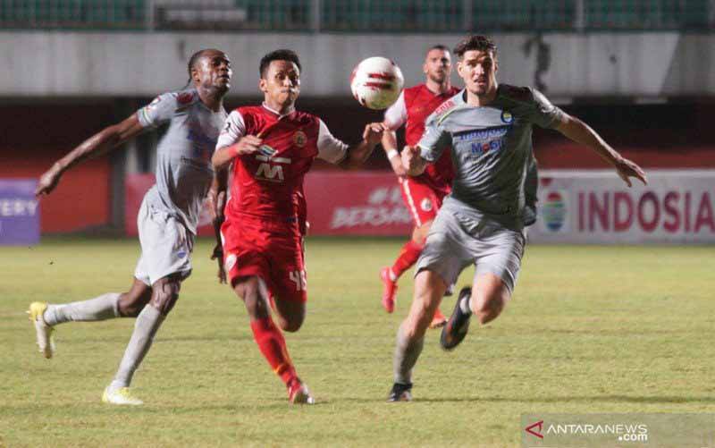 Pesepak bola Persija Jakarta Osvaldo Haay (kedua kanan) berusaha menerobos pertahanan Persib Bandung saat pertandingan Final Pertama Piala Menpora 2021 di Stadion Maguwoharjo, Sleman, Yogyakarta, Kamis (22/4/2021). Persija berhasil mengalahkan Persib dengan skor 2-0. (foto : ANTARA FOTO/Andreas Fitri Atmoko/hp)