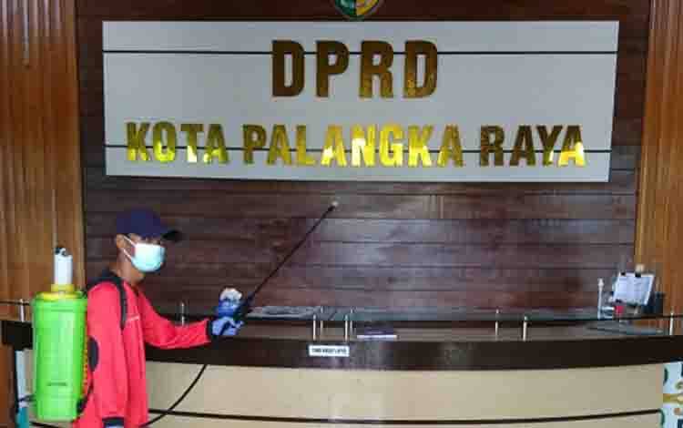 Penyemprotan disinfektan di kantor DPRD Palangka Raya