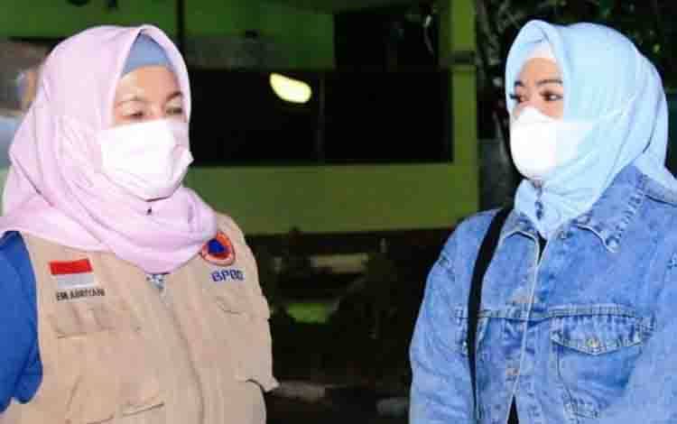 Wakil Wali Kota Palangka Raya Umi Mastikah dan Ketua Harian Satgas Covid-19 Emi Abriyani sedang berbincang