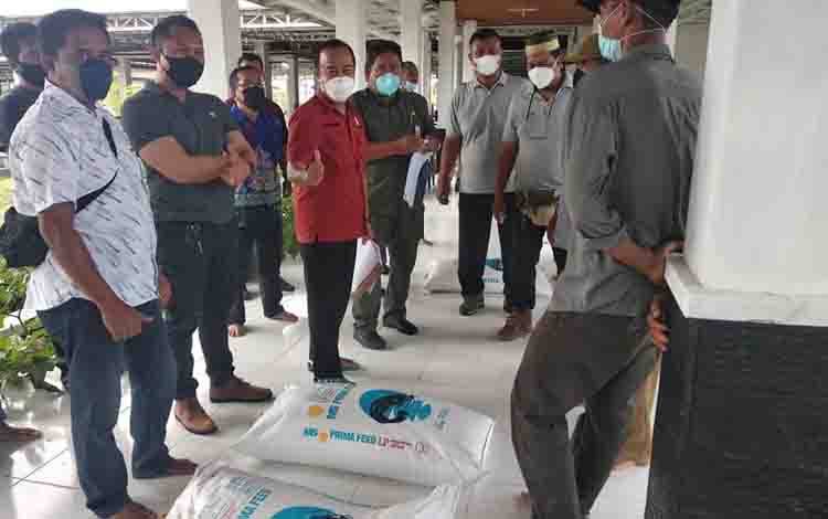 Bupati Seruyan Yulhaidir saat menyerahkan bantuan kepada kelompok pembudidaya perikanan?