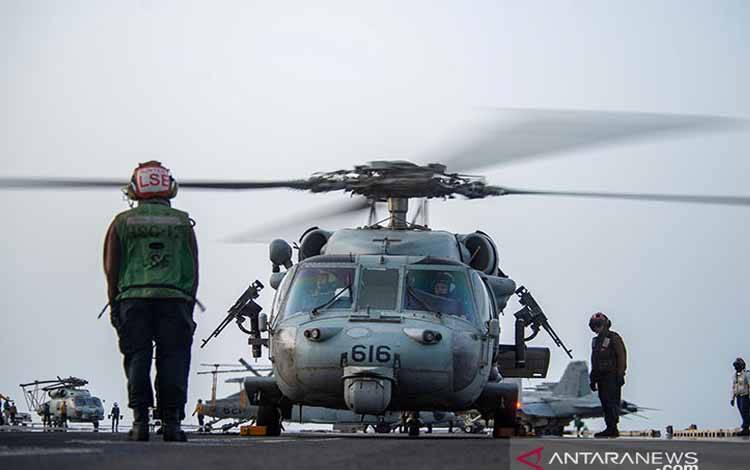 Militer AS menyiapkan helikopter MH-60S Sea Hawk di atas kapal induk USS Ronald Reagan (CVN 76) membantu Mercer Street, kapal tanker yang dikelola Zodiac Maritime milik Israel, di Laut Arab, 30 Juli 2021