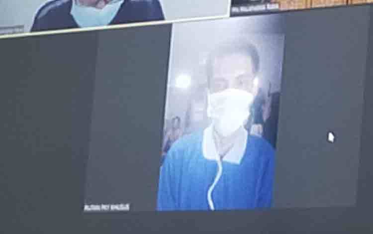 Terdakwa saat menjalani sidang Virtual di PN Palangka Raya
