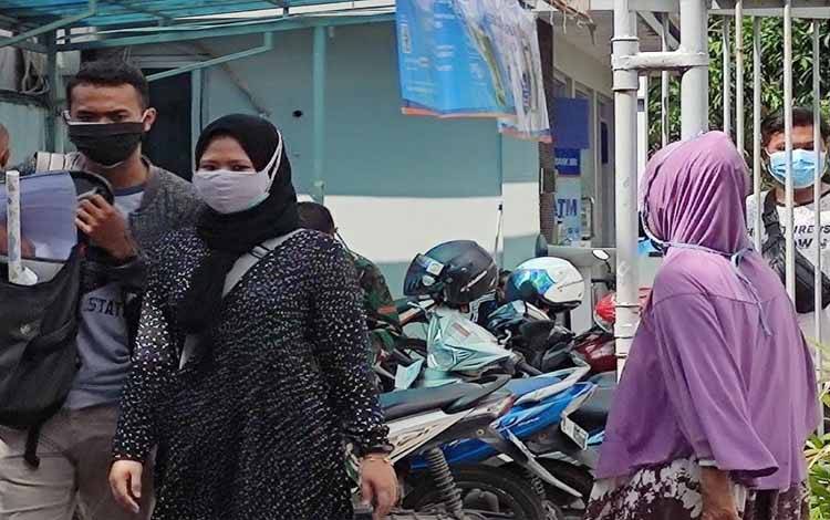 Penggunaan masker sebagai salah satu protokol kesehatan pencegahan penularan Covid-19