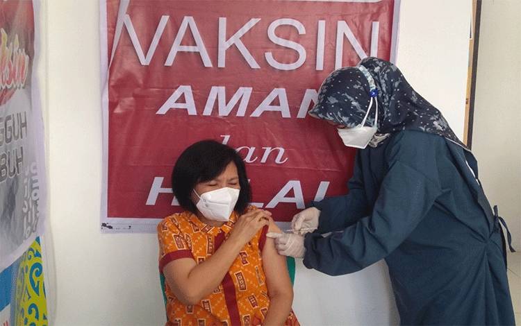 Kepala Dinkes Kabupaten Gumas Maria Efianti disuntik vaksin dosis 3.