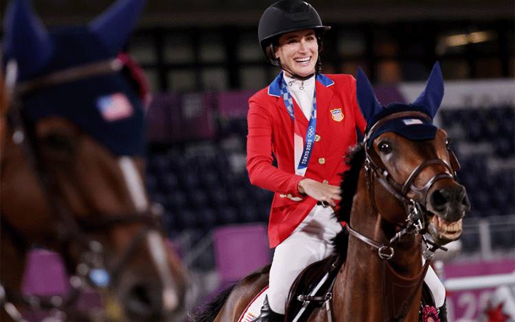 Atlet berkuda Amerika Serikat Jessica Springsteen yang merupakan putri musisi rock terkenal Bruce Springteen memenangkan medali perak nomor show jumping atau lompat rintang berkuda Olimpiade Tokyo 2020 di Equestrian Park, Tokyo, Jepang, 7 Agustus 2021. (REUTERS/ALKIS KONSTANTINIDIS)