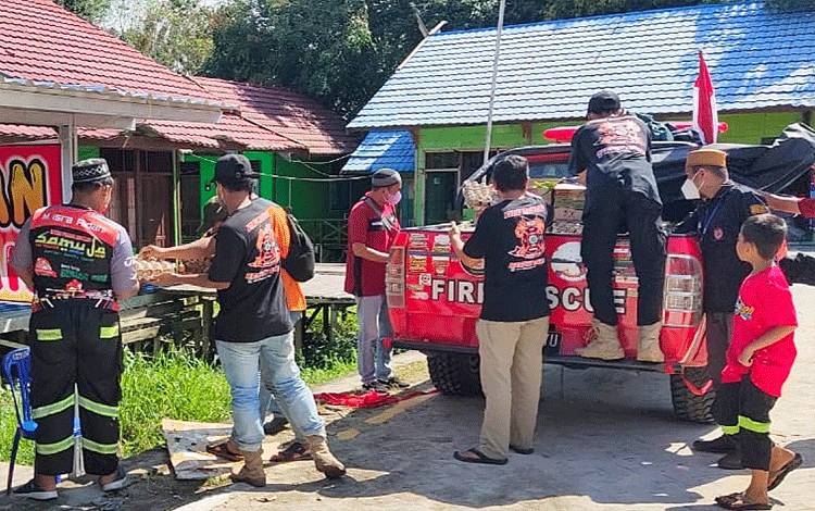 Relawan Gabungan Ampah Peduli menurunkan bantuan bahan kebutuhan pokok bagi korban kebakaran di Tumbang Rungan.