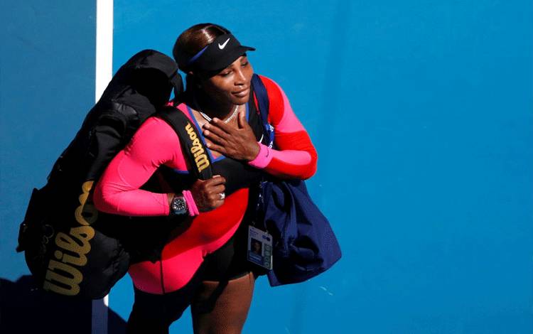 Petenis AS Serena Williams meninggalkan lapangan setelah kalah oleh petenis Jepang Naomi Osaka pada babak semifinal kejuaraan tenis Australia Terbuka di Melbourne Park, Melbourne, Australia, Kamis (18/2/2021). ANTARA FOTO/REUTERS/Asanka Brendon Ratnayake/WSJ/djo