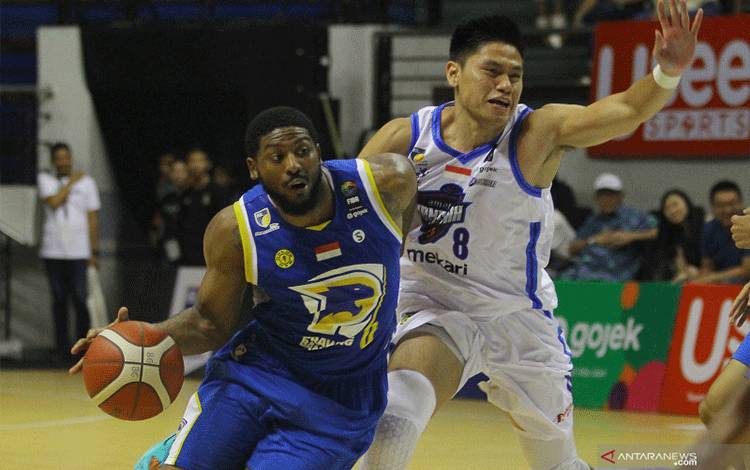 Foto arsip - Pebasket Amartha Hangtuah Aditya Reynaldi Lumanauw (kanan) mencoba menghalau pebasket Prawira Bandung Glen Thomas Burns saat pertandingan seri keenam Indonesian Basketball League (IBL) Pertamax 2020 di DBL Arena, Surabaya, Jawa Timur, Minggu (8/3/2020). ANTARA FOTO/Moch Asim/aww.
