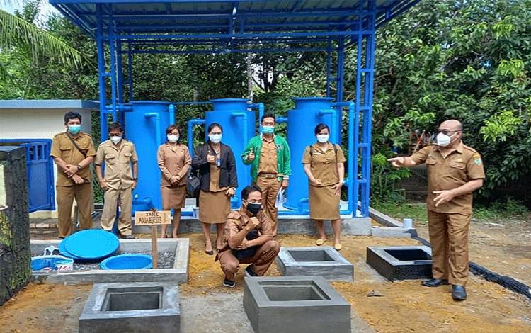 Pemeriksaan instalasi pengolahan air limbah atau IPAL oleh Dinas Lingkungan Hidup dan Dinas Kesehatan Barito Timur.