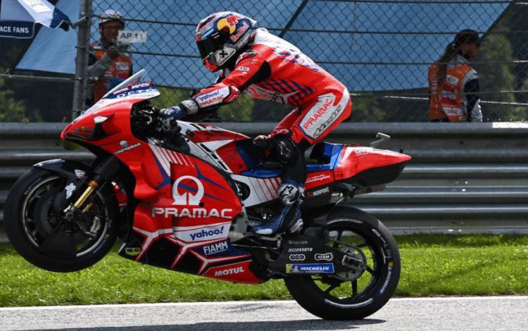 Pebalap tim Pramac Racing Jorge Martin melakukan selebrasi setelah mengklaim pole position Grand Prix Austria, Sirkuit Red Bull Ring, Spielberg. (14/8/2021) (ANTARA/AFP/JOE KLAMAR)