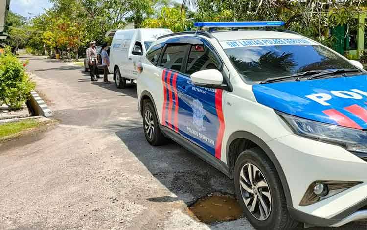 Satuan Lalulintas Polres Seruyan, saat mengawal distribusi vaksin Covid-19