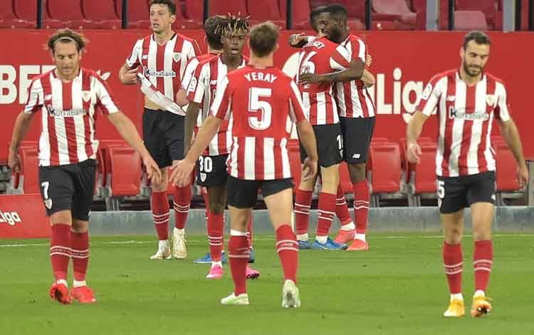 Foto arsip 3 Mei 2021 ketika Athletic Bilbao menghadapi Sevilla di Stadion Ramon Sanchez Pizjuan di Sevilla. (AFP/CRISTINA QUICLER)