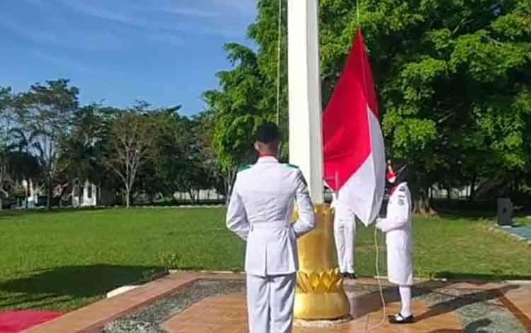 Upacara peringatan HUT ke-76 RI di halaman Kantor Bupati Kapuas pada Selasa 17 Agustus 2021.