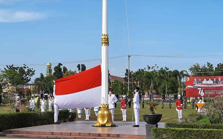 Pengibaran Bendera Merah Putih di Halaman Kantor Wali Kota Palangka Raya, Selasa, 17 Agustus 2021