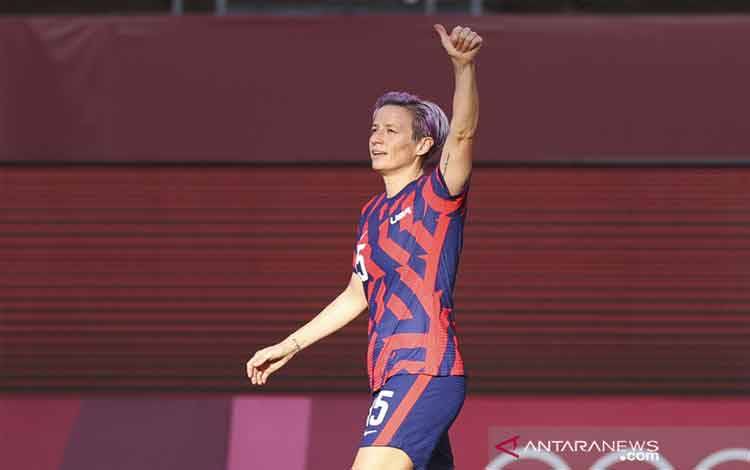 Pesepak bola tim nasional putri Amerika Serikat Megan Rapinoe merayakan golnya ke gawang Australia dalam laga perebutan medali perunggu Olimpiade Tokyo 2020 di Stadion Ibaraki Kashima, Ibaraki, Jepang, Kamis (5/8/2021). (ANTARA/REUTERS/Edgar Su)