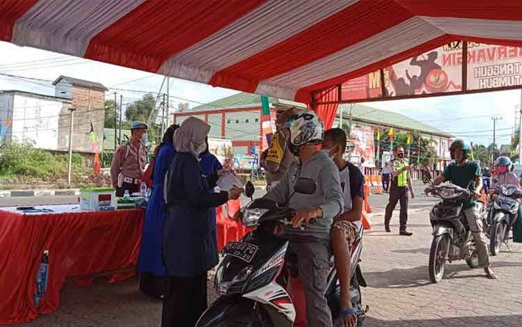 Kesibukan tenaga kesehatan di Kuala Pembuang, saat bertugas pada kegiatan vaksinasi Covid-19 Drive Thru.