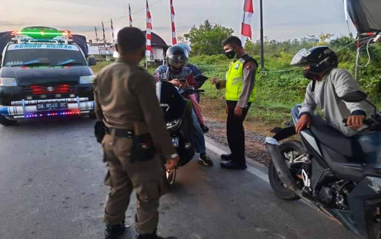 Petugas saat memeriksa dokumen kesehatan pelaku perjalanan menuju Palangka Raya