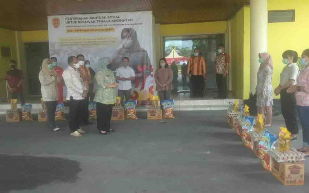 Bupati Kobar Nurhidayah, memberikan tali asih kepada relawan Covid-19.