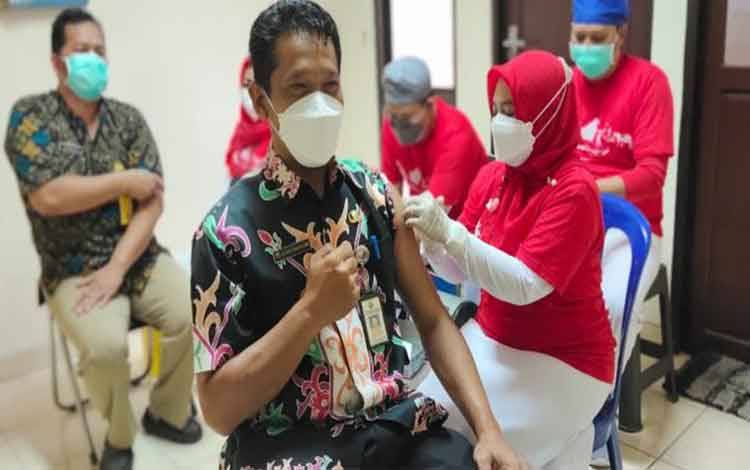 Direktur RSUD Kuala Kapuas, Agus Waluyo saat menerima suntikan vaksin covid-19 ketiga atau booster.