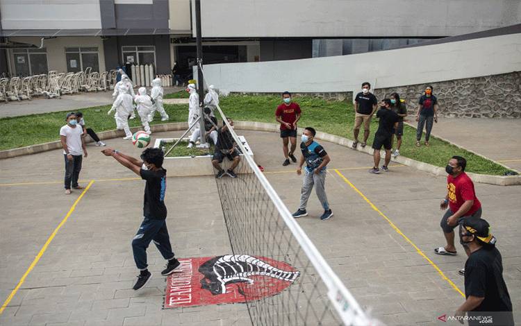 Sejumlah pasien yang terkonfirmasi positif COVID-19 bermain bola voli di Rumah Sakit Darurat COVID-19 (RSDC) Wisma Atlet, Kemayoran, Jakarta, Selasa (17/8/2021). ANTARA FOTO/M Risyal Hidayat/aww.