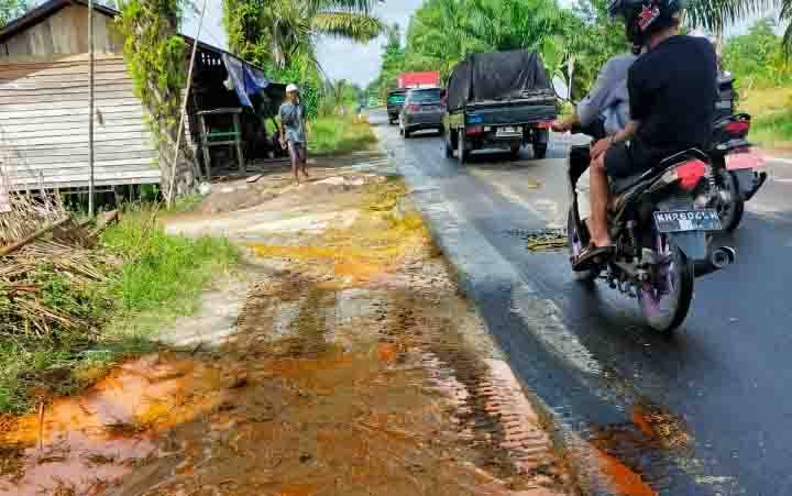 Tumpahan CPO di Jalan HM Arsyad Km 7 Sampit, Kabupaten Kotawaringin Timur