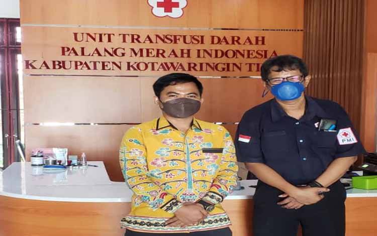 Anggota Komisi III DPRD Kotawaringin Timur, Riskon Fabiansyah saat bersama Kepala Unit Transfusi Darah PMI Kabupaten Kotawaringin Timur dr Yuendri Irawanto
