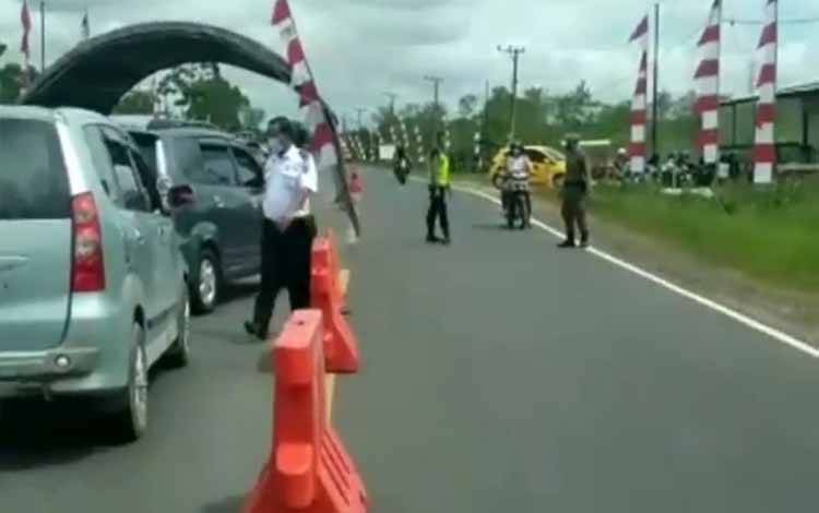 Petugas saat putar balik kendaraan menuju Palangka Raya