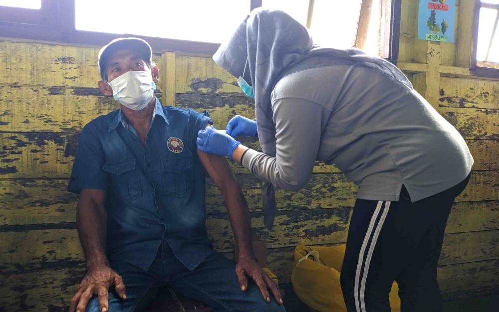 Seorang warga di Kotim saat menerima suntikan vaksin covid-19.