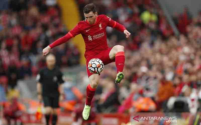 Bek sayap Liverpool Andy Robertson saat tampil dalam laga persahabatan pramusim melawan Athletic Bilbao di Stadion Anfield, Liverpool, Inggris, Minggu (8/8/2021). (foto : ANTARA/REUTERS/ACTION IMAGES/Lee Smith)