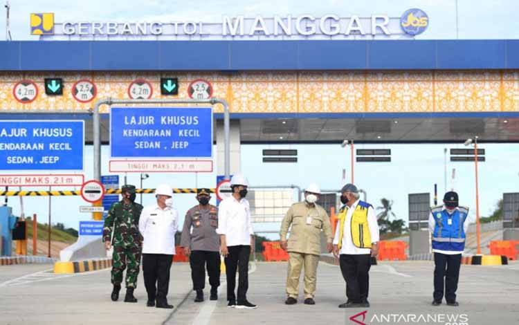 Presiden Joko Widodo di Gerbang Tol Manggar, Balikpapan. Untuk sementara selama 2 Minggu, ruas tol Manggar - Samboja gratis