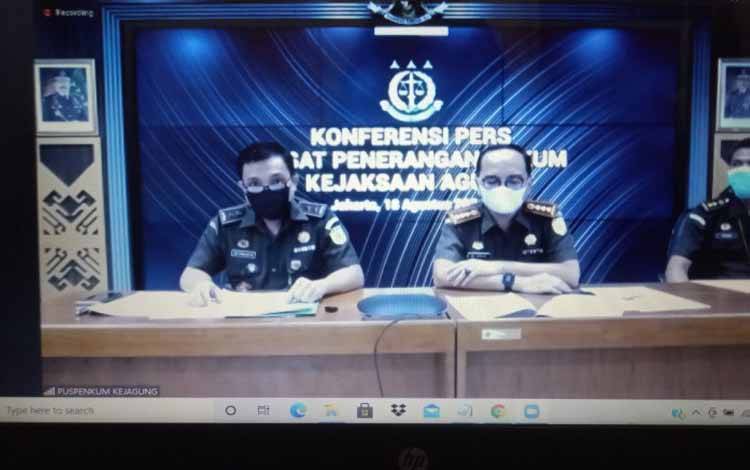 Tangkapan layar konferensi pers virtual Kepala Pusat Penerangan Hukum Kejaksaan Agung RI Leonard Eben Ezer Simanjuntak (kiri) dan Kepala Kejaksaan Negeri Jakarta Pusat Bima Suprayoga, terkait putusan sela dakwaan 13 perusahaan manajer investasi perkara tindak pidana korupsi PT Asuransi Jiwasraya di Kejaksaan Agung RI, Jakarta, Rabu (18/8/2021)