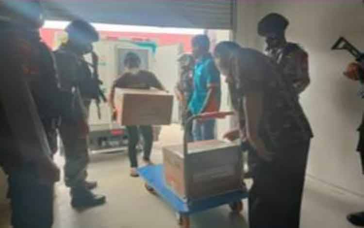Sekretaris Dinas Kesehatan Provinsi Kalimantan Tengah Zainuri saat menerima vaksin di Instalasi Farmasi dinas setempat.
