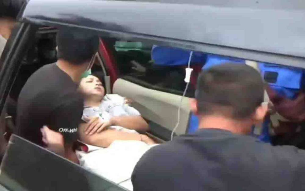 Warga mengevakuasi ibu hamil dari mobil yang membawanya setelah bertabrakan dengan sepeda motor di Sampit, Senin, 30 Agustus 2021.