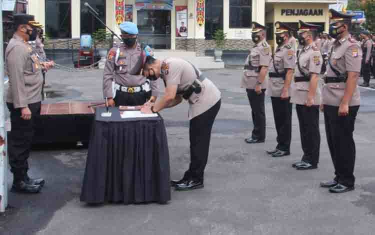 Kapolres Kotim AKBP Abdoel Harris Jakin saat melakukan serah terima jabatan di halaman Polres Kotim.?