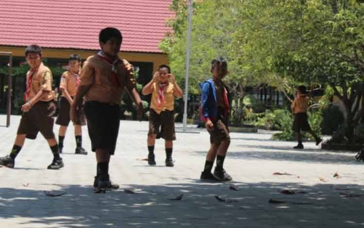 Anak anak sedang bermain di halaman tengah sekolah sebelum wabah Covid-19 melanda Kalteng