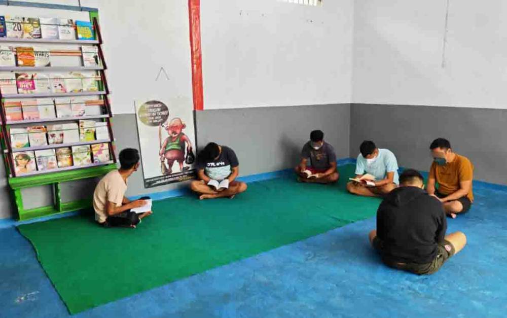 WBP Lapas Sukamara saat membaca buku di perpuskaaan mini.