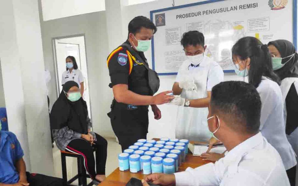 Lapas Kelas III Sukamara saat melakukan tes urin.