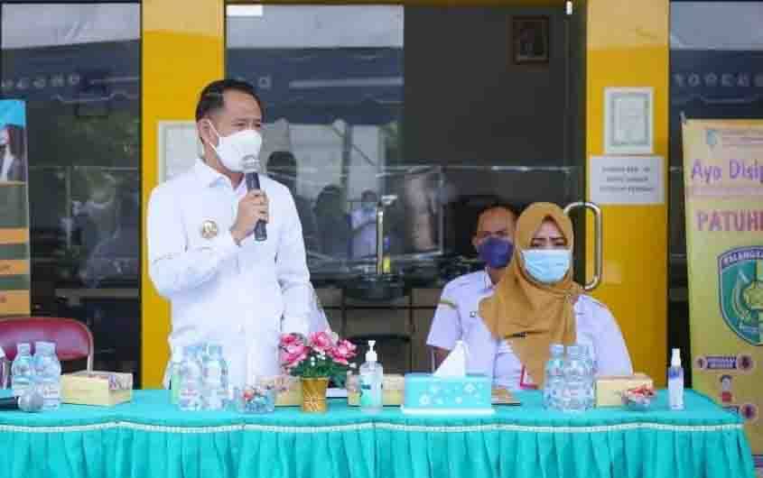 Wali Kota Palangka Raya, Fairid Naparin.