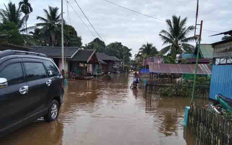 Situasi terkini di sejumlah pemukiman warga Kecamatan Kotawaringin Lama, tampak air mulai naik dan menggenani jalan lingkungan.