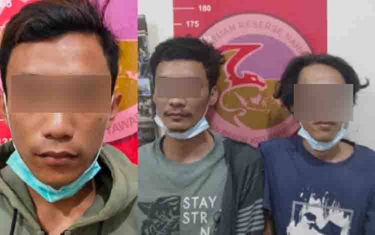Tiga pengedar sabu saat ditangkap jajaran Satreskoba Polres Kotim.?