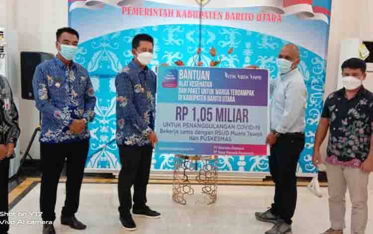 Bupati Barito Utara, H Nadalsyah saat menerima bantuan untuk penanganan covid-19, Kamis, 2 September 2021.