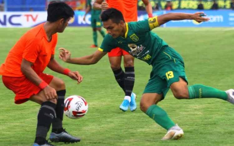 Pesepak bola Persebaya Rachmat Irianto (kanan) mencoba melewati hadangan pesepak bola Bhayangkara FC I Putu Gede (kiri) saat pertandingan di Stadion Gelora Bangkalan (SGB), Bangkalan beberapa waktu lalu