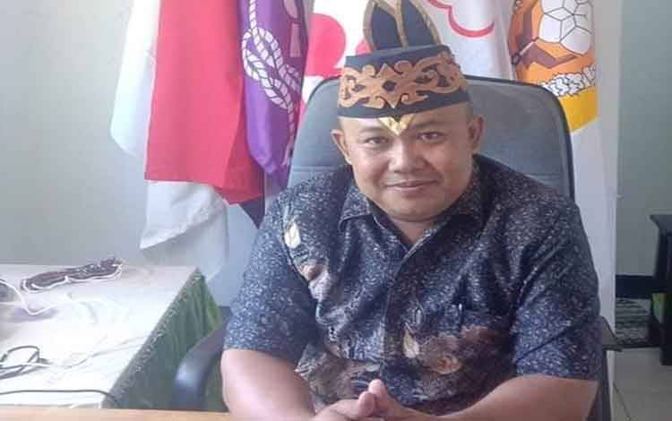 Kepala SMP Negeri I Kuala Pembuang, Yoyok Widayanto