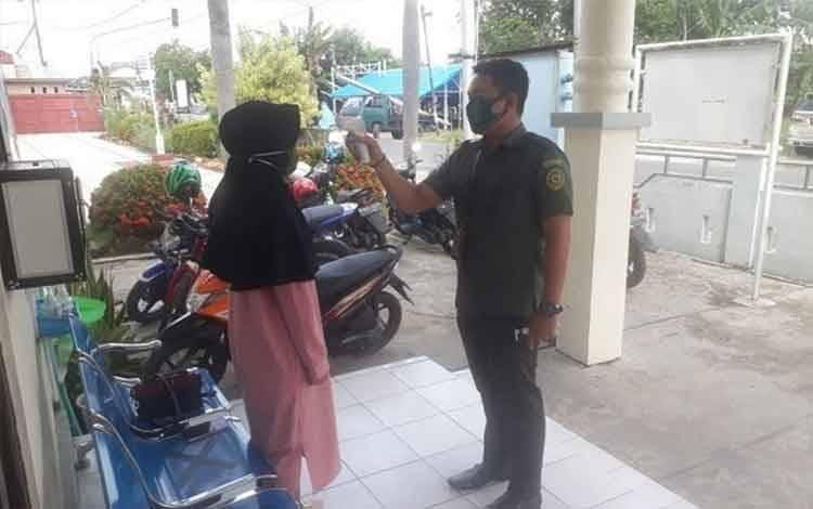 Pengecekan suhu tubuh sebagai langkah screening awal gejala Covid-19