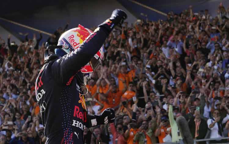 Pebalap Red Bull Max Verstappen melakukan selebrasi setelah memenangi Grand Prix Belanda, Sirkuit Zandvoort, Minggu (5/9/2021) (ANTARA/REUTERS/Francisco Seco)