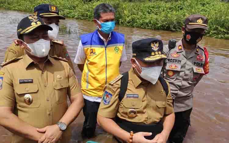 Gubernur Kalteng, Sugianto Sabran saat meninjau ruas Jalan Bukit Rawi yang dilanda banjir, Senin, 6 September 2021.