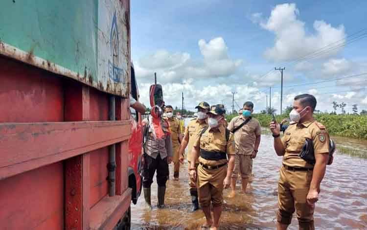 Gubernur Kalteng, Sugianto Sabran saat meninjau banjir yang terjadi di Bukit Rawi